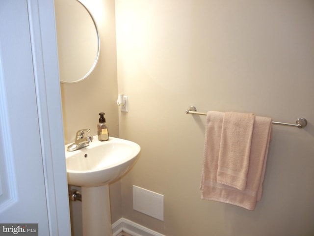 bathroom featuring sink