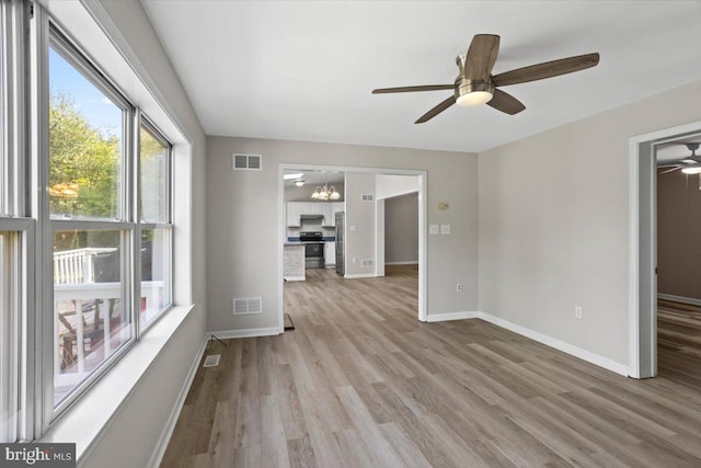 unfurnished room featuring light hardwood / wood-style floors and ceiling fan