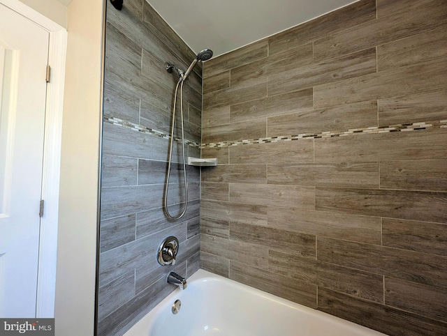 bathroom with tiled shower / bath