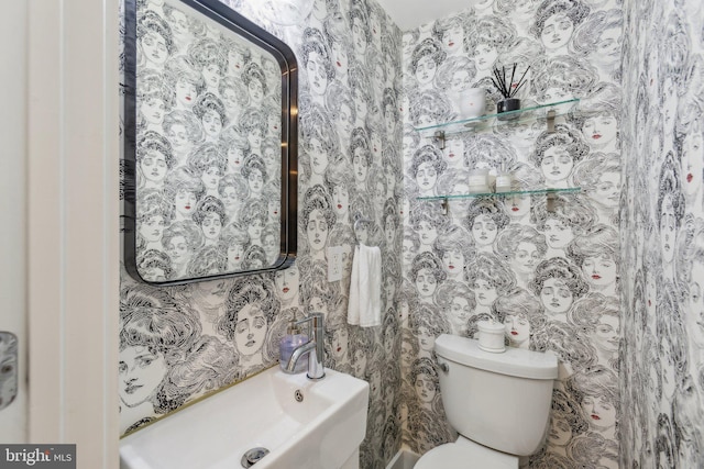 bathroom featuring toilet and sink