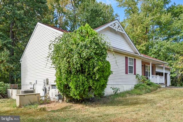 view of front of property featuring a front yard