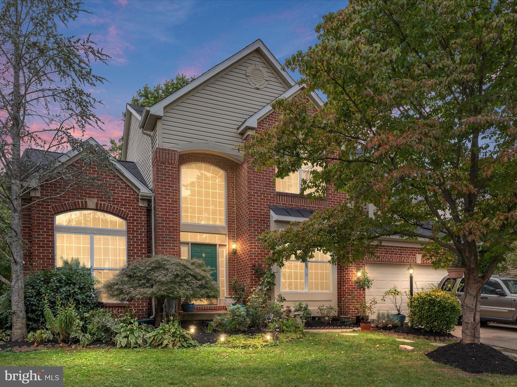 view of front property featuring a garage and a lawn