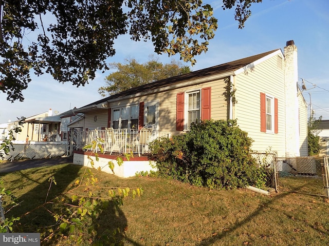 view of front facade featuring a front yard