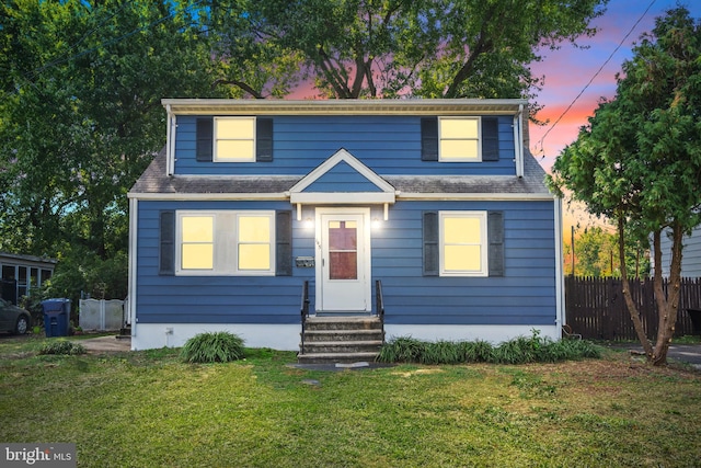 view of front of property featuring a lawn