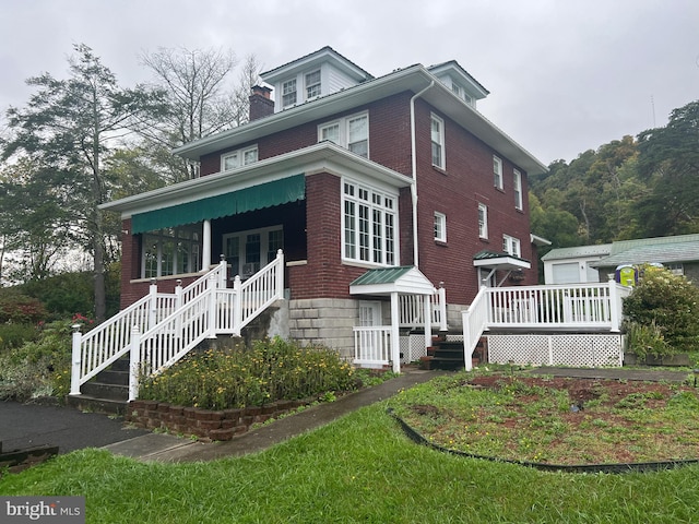 view of front of house featuring a porch and a front lawn