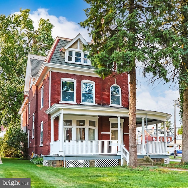 view of front of property featuring a front lawn and covered porch