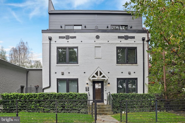 view of front of property featuring a front yard