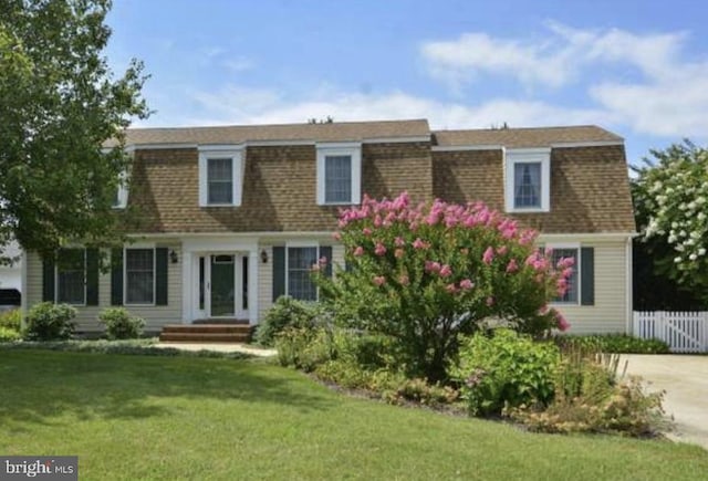 view of front of home featuring a front lawn