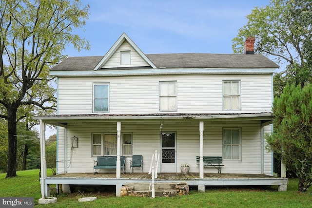 view of front of property featuring a front lawn and covered porch