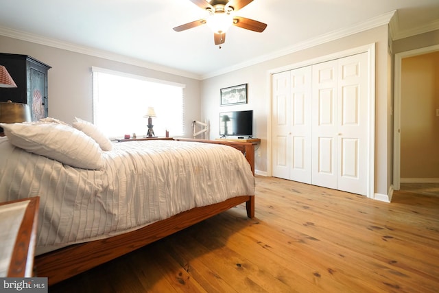 bedroom featuring wood-type flooring, ornamental molding, a closet, and ceiling fan