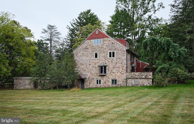 view of side of property featuring a yard