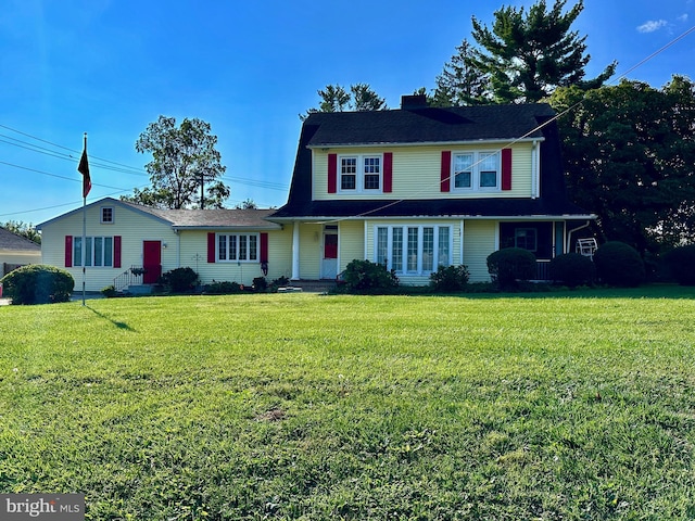 view of front of home featuring a front lawn