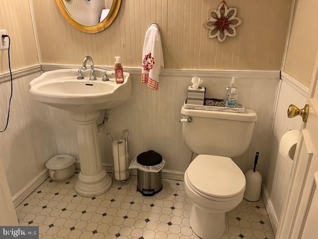 bathroom featuring toilet