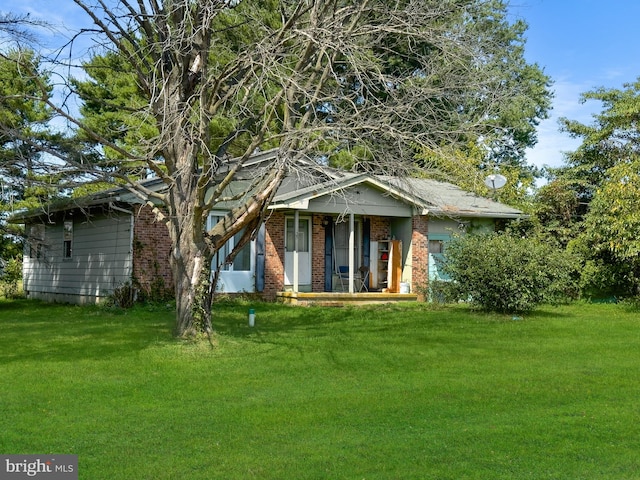 view of front of house featuring a front lawn