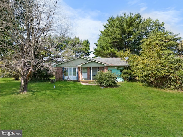 view of front facade featuring a front yard