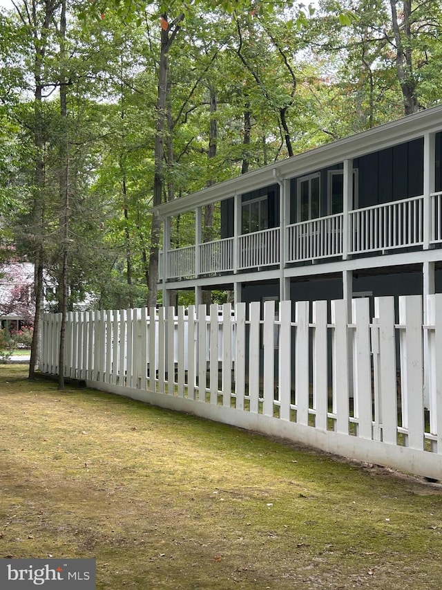 view of front facade featuring a balcony