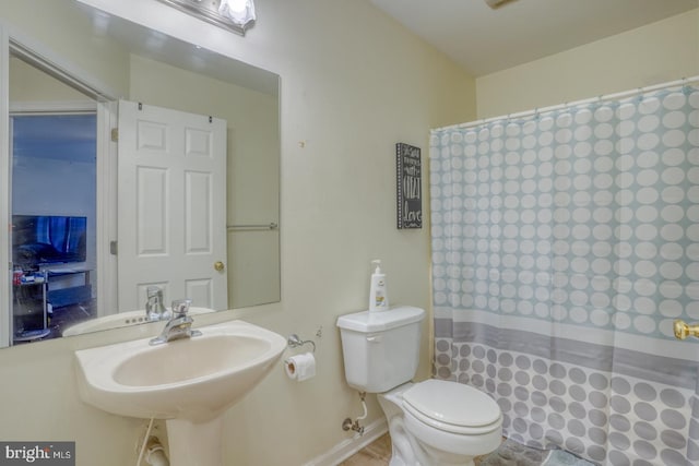 bathroom featuring a shower with curtain and toilet