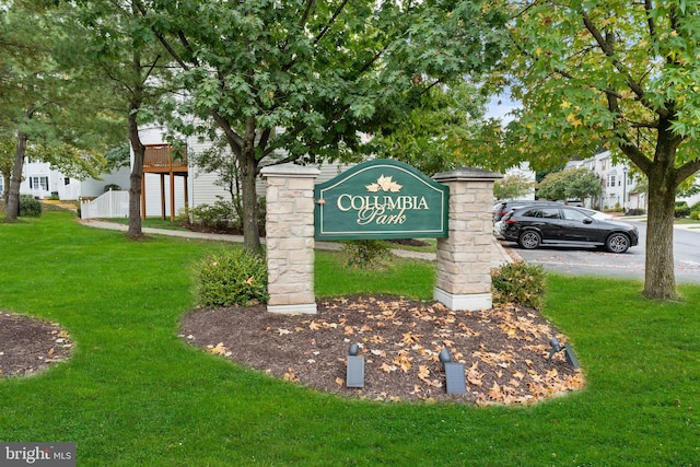 community / neighborhood sign featuring a yard