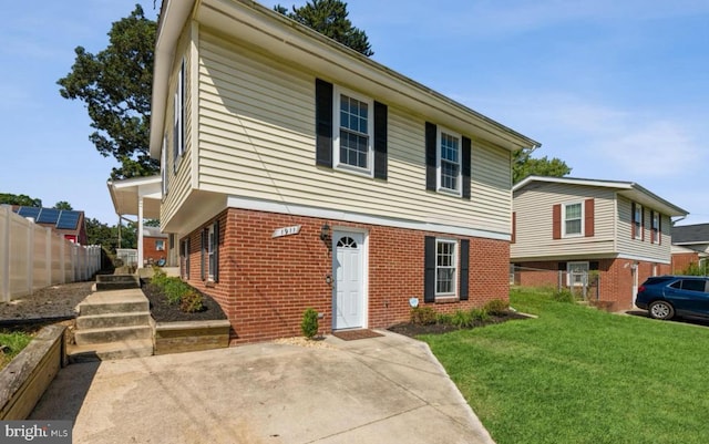 view of front of property featuring a front lawn