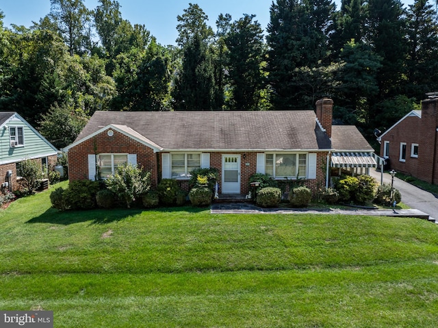 view of front facade with a front yard