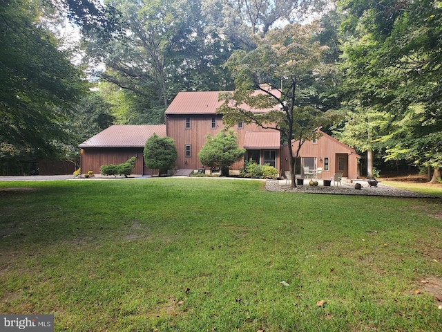 view of front facade featuring a front yard