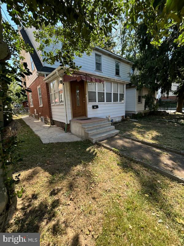 view of front of house with a front lawn