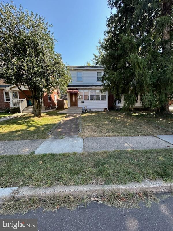 view of front of home featuring a front lawn