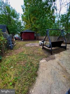 view of yard featuring a shed