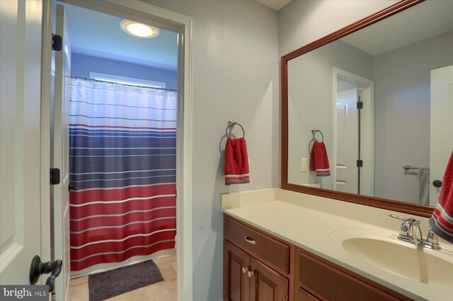 bathroom with a shower with curtain and vanity