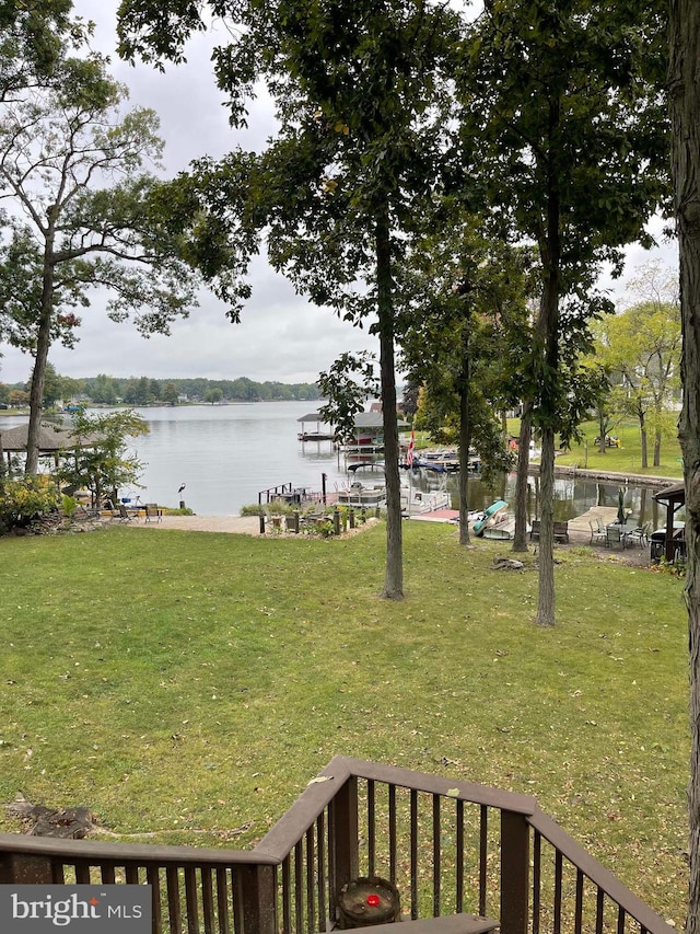 view of yard featuring a water view