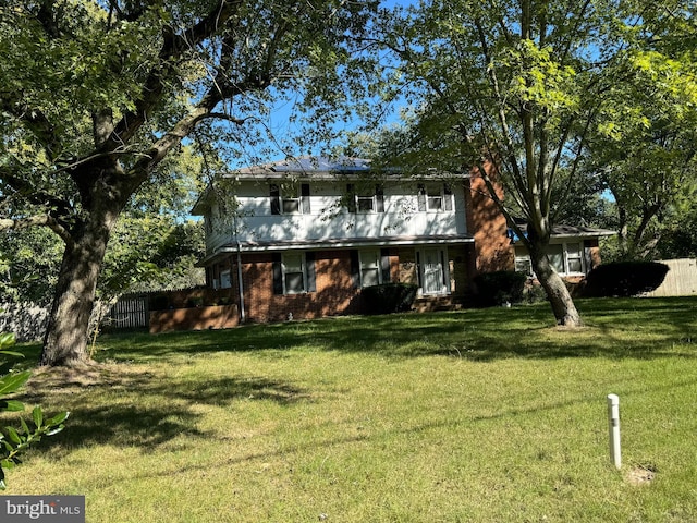 view of front of property featuring a front lawn