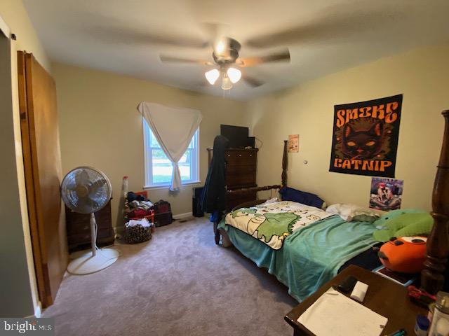 carpeted bedroom featuring ceiling fan