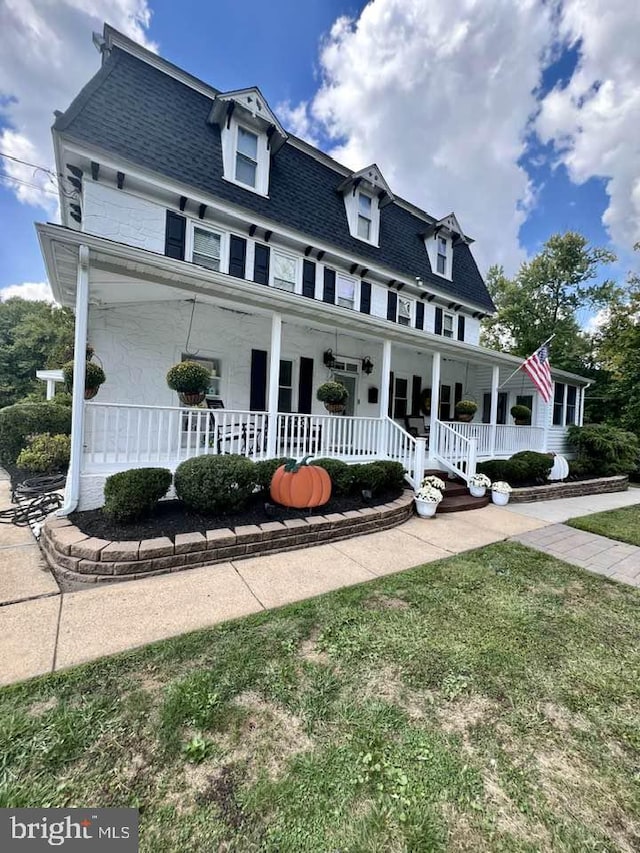 view of front of home featuring a porch