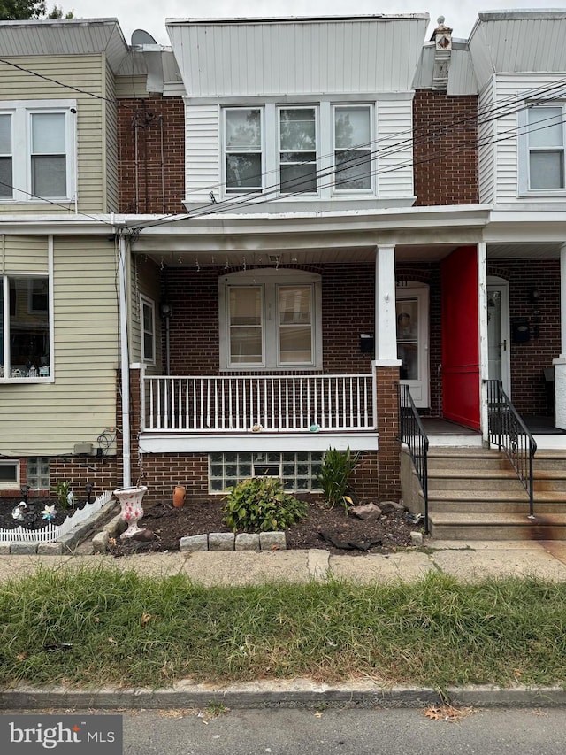 entrance to property featuring covered porch