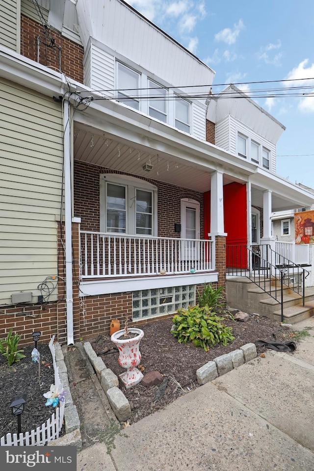 view of front of property featuring covered porch