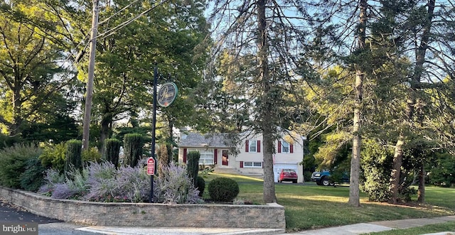 view of front of property featuring a front lawn