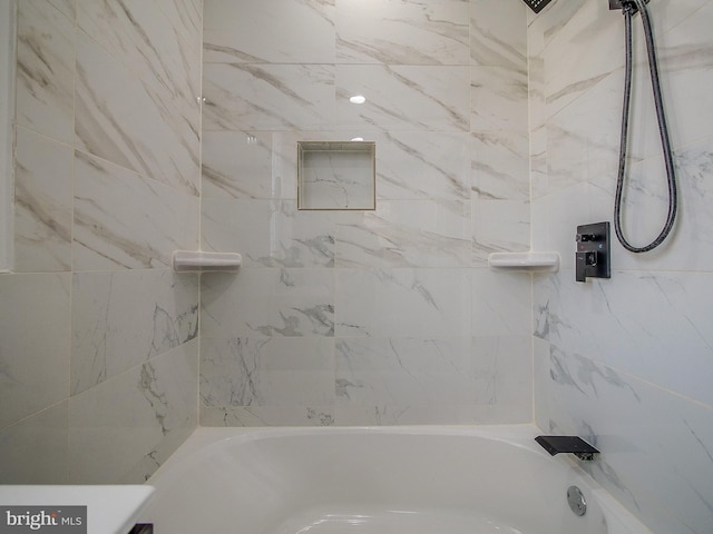 bathroom featuring tiled shower / bath combo