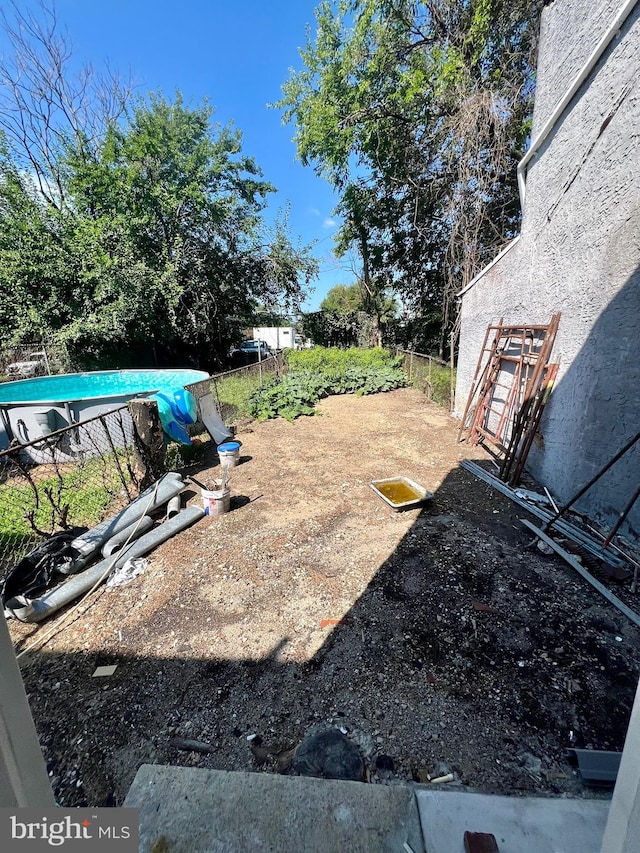 view of yard featuring a pool