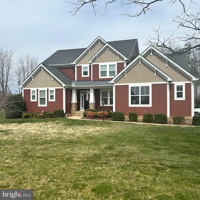 craftsman house featuring a front lawn