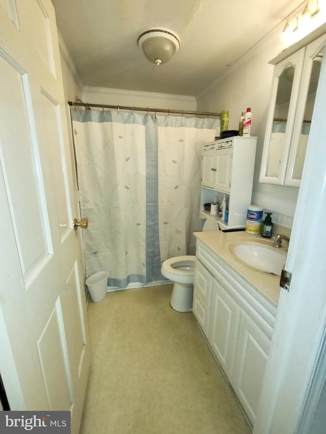 bathroom featuring curtained shower, crown molding, vanity, and toilet