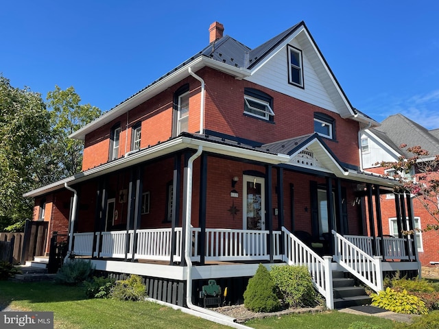 view of front of property featuring a porch and a front lawn