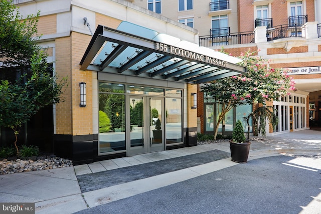 property entrance featuring a balcony