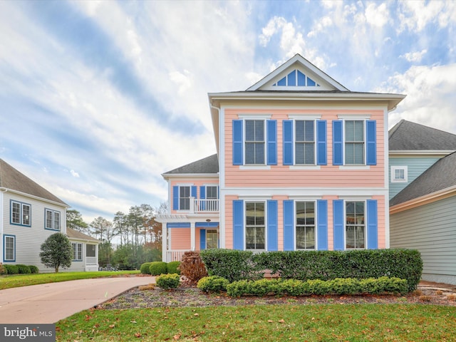 view of front of house featuring a front lawn