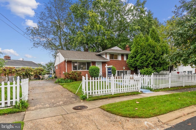 view of front of home featuring a front lawn