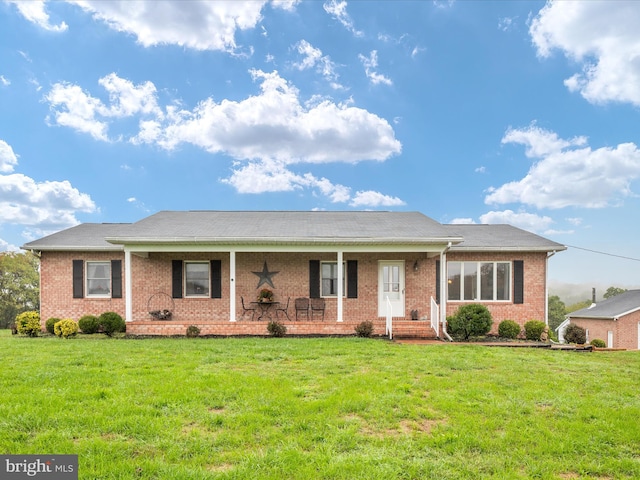 single story home with a front lawn and covered porch