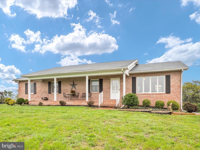 ranch-style home with a front lawn and covered porch