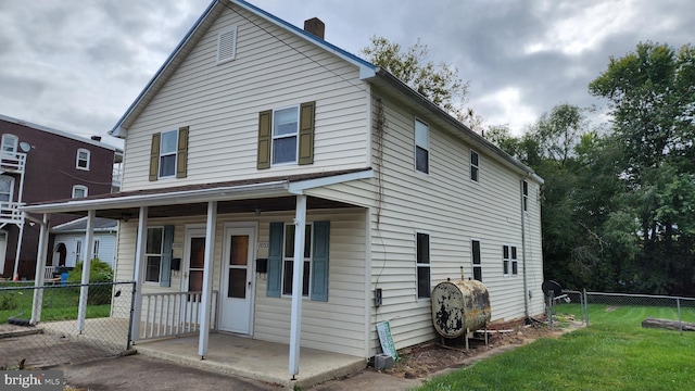 view of front facade featuring a front lawn and a porch