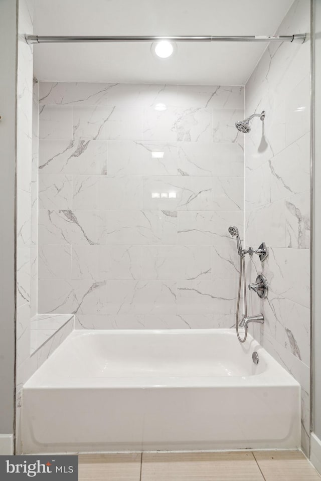 bathroom featuring tiled shower / bath