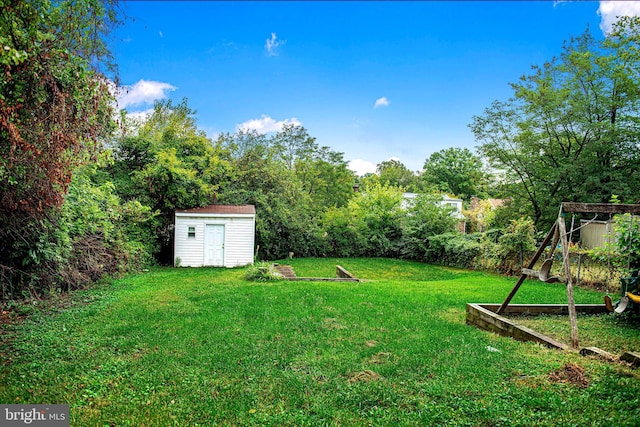 view of yard with a shed