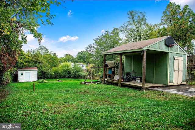 view of yard featuring a storage unit